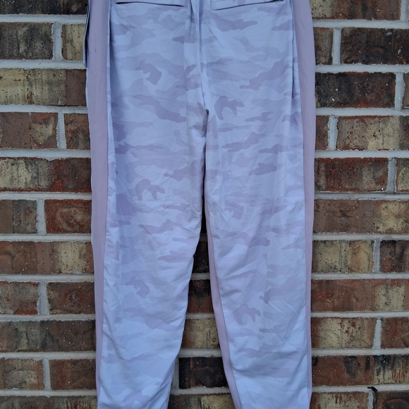 NWT ๐ Athleta Brooklyn Lined Camo Joggers Sz. 6 - Picture 8 of 15